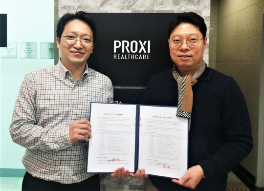 사진= 김영욱 프록시헬스케어 대표(왼쪽)와 정진엽 크루미디어 대표